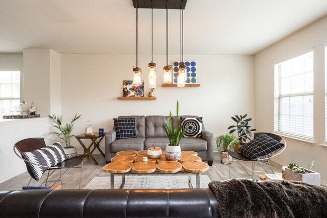 Foto del edificio - SOUTH AUSTIN COTTAGE CHARM!