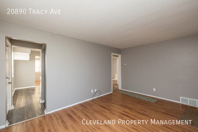 Building Photo - Beautiful Euclid Bungalow
