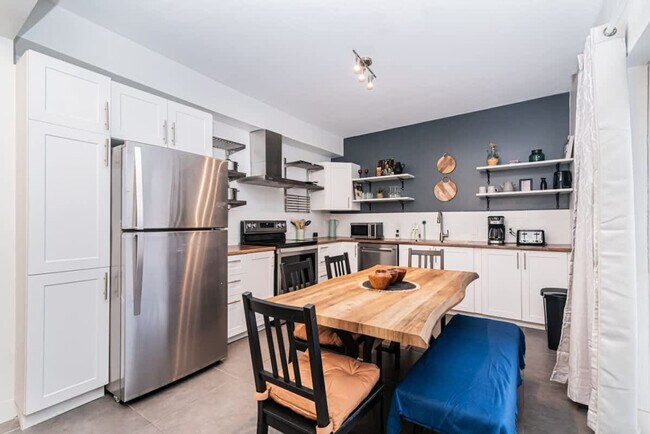Building Photo - 4010 Rue Hochelaga