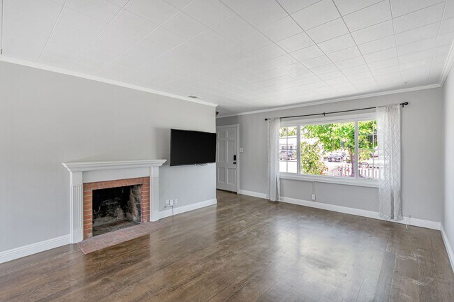 Building Photo - Freshly Renovated Single-Family Home for Rent