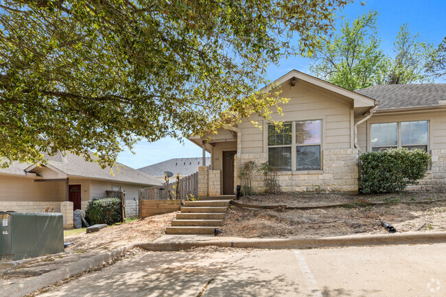 Building Photo - 102 Sendero Dr