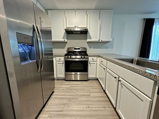 Foto del edificio - *COMING SOON* Pool, Playground & Plenty of Space! 3BR Home Available Soon!