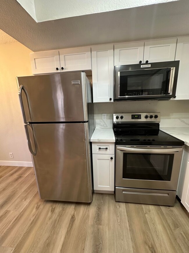 Building Photo - Updated 2 bedroom condo