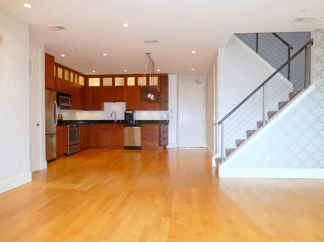 Building Photo - 72 Langton St