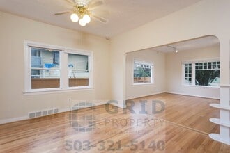 Building Photo - 4124 SE Caruthers St