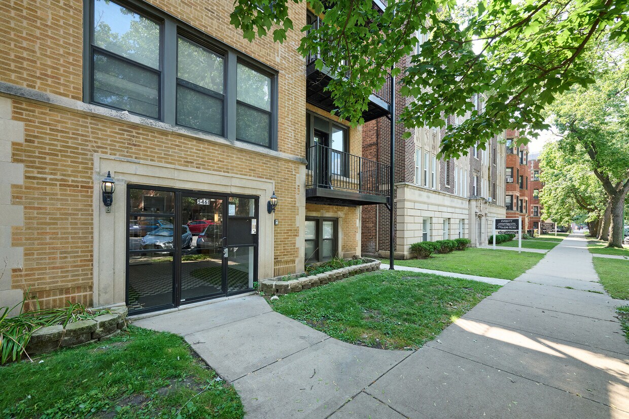 Primary Photo - 5461 S Everett Ave