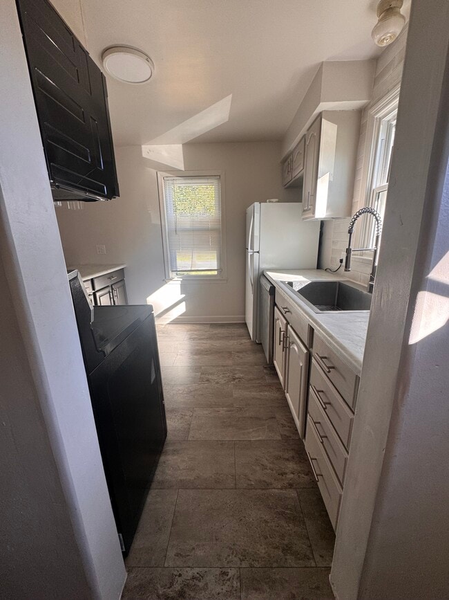 Building Photo - 412 Adams Ave