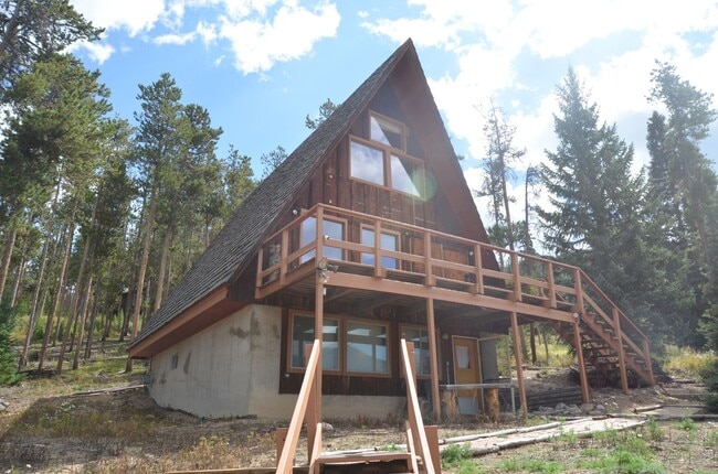 Building Photo - Garden level one bedroom apartment in the hills above BRECK.  Pets OK!  Includes HEAT and electri...