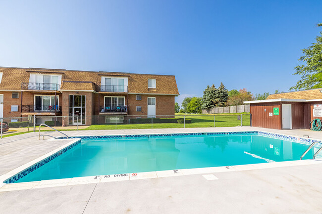 Swimming Pool - Royal Villa Apartments