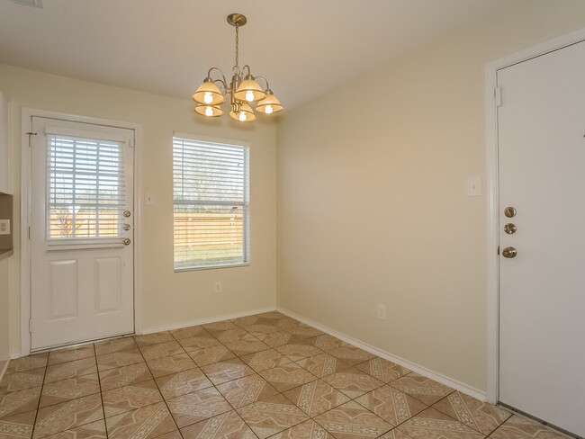 Foto del edificio - 2106 Falling Oaks Rd