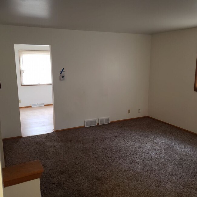 Building Photo - 5107 Maplewood Dr. - 2 Bedroom Townhouse