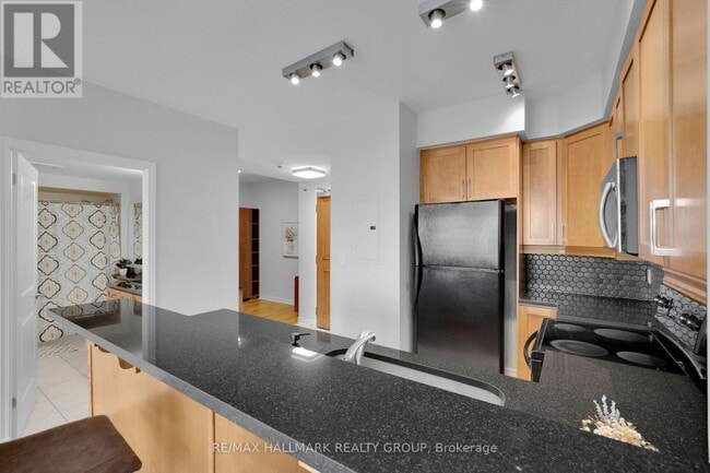 Building Photo - 570-1570 Laurier Ave W