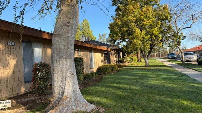 Foto del edificio - 5707 N Valentine Ave