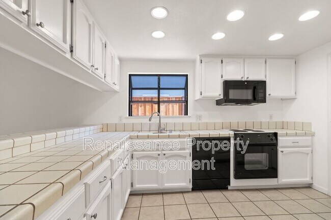 Building Photo - 445 W Deerwood Ln