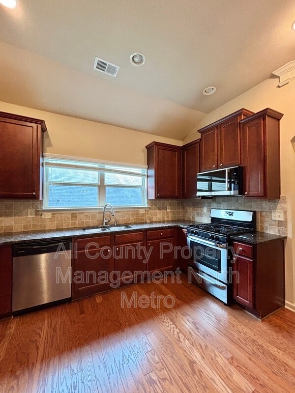 Foto del edificio - 421 Parkstone Dr