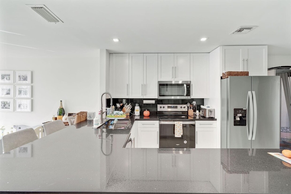 Foto principal - 3961 Adra Ave