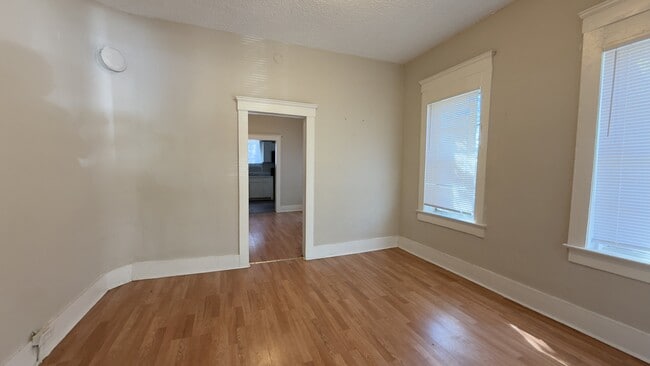 Foto del edificio - 1672 W 2nd St