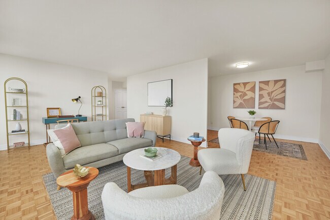 Photo du bâtiment - RENOVATED 1 Bed 1 Bath in PRIME ETOBICOKE - Royal York Gardens