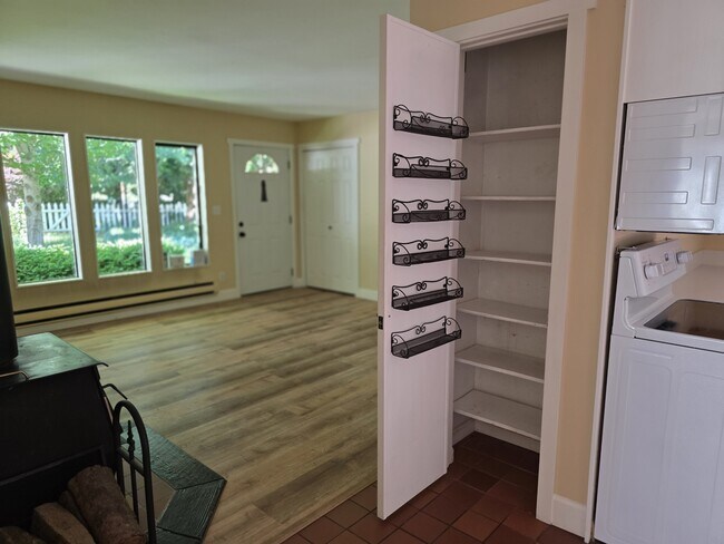 Foto del edificio - 266 Boundary Bay Rd