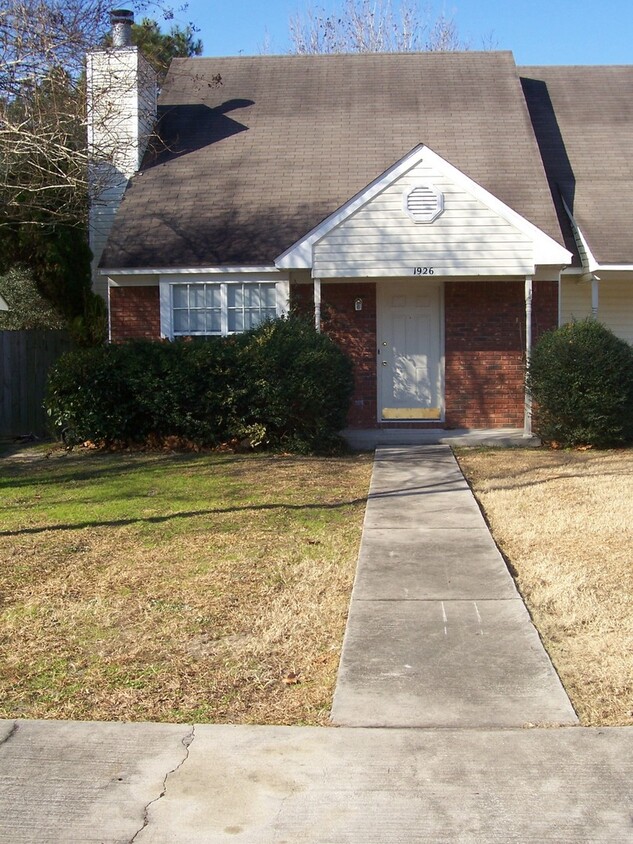 Foto principal - Two Bedroom Townhouse off of W Tharpe!