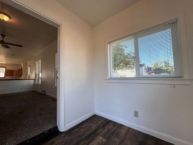 Foto del edificio - ADORABLE, BRIGHT BUNGALOW IN TROUTDALE!