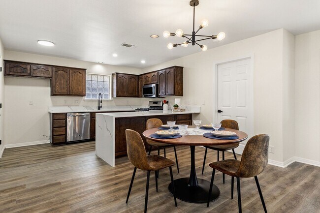 Foto del edificio - Stylishly Updated Living in the Heart of N...