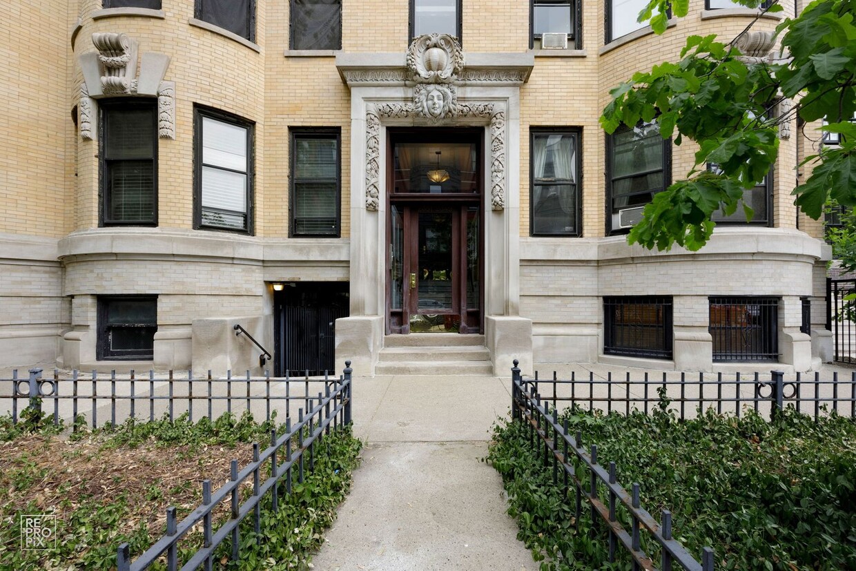 Primary Photo - Vintage Lincoln Park Condo with Rooftop De...