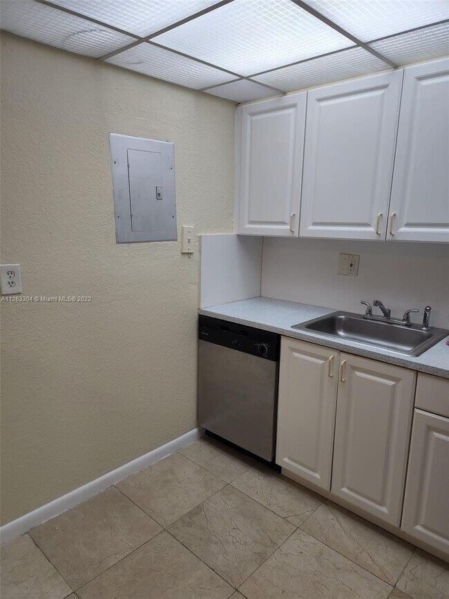 Foto del edificio - 17500 NW 68th Ave