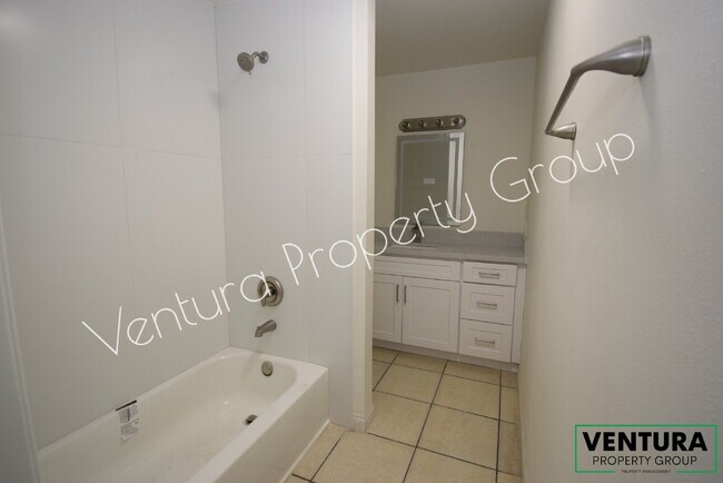 Foto del edificio - AVAILABLE SOON!  NEWLY RENOVATED Spacious 2-Bed, 2-Bath Unit