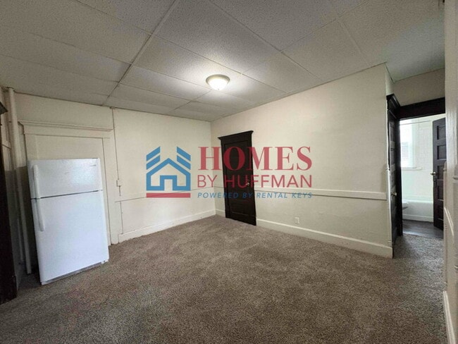 Building Photo - Efficiency Unit | Downstairs