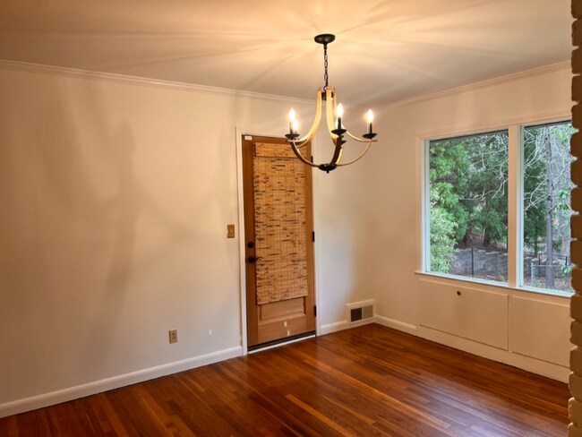 Foto del edificio - 2733 Redding Rd NE