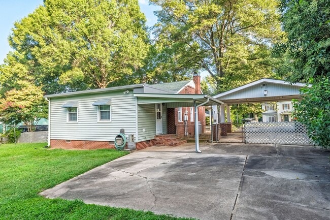 Building Photo - Well-maintained 3-bedroom, 1-bath all brick ranch offering 1,253 sq. ft. of functional living space