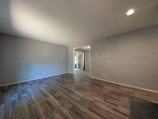 Foto del edificio - 3 Bedroom, 2.5 Bathroom 2-Story Duplex Wit...