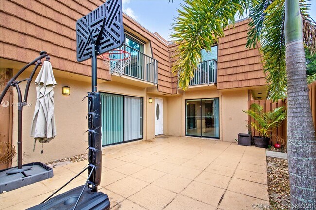 Building Photo - 2559 Camelot Ct