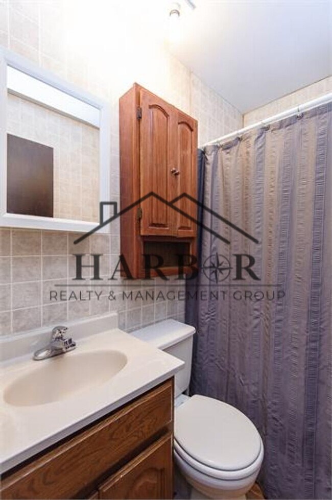 Building Photo - Spacious Single Family Home Available Now!