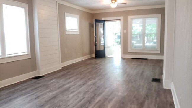 Foto del edificio - Historic Garfield Park Neighborhood Charmer!