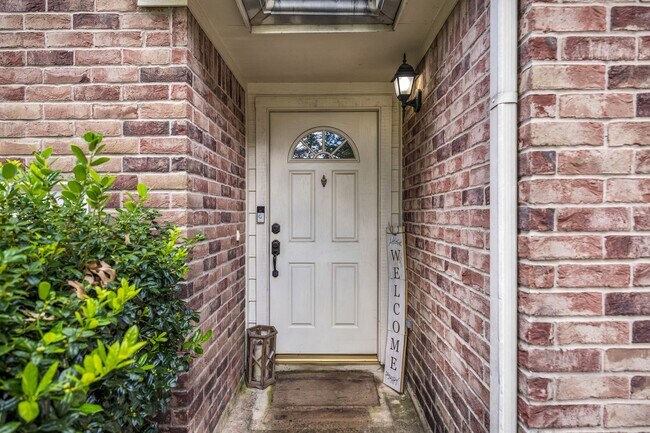 Building Photo - 24027 Floragate Dr