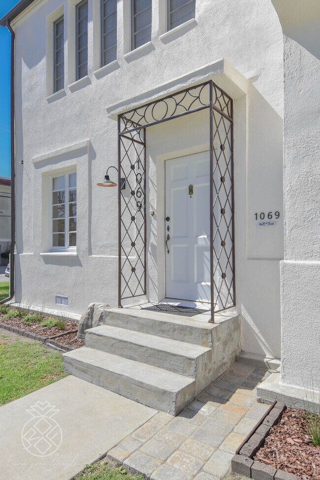 Foto del edificio - 1069 S Holt Ave