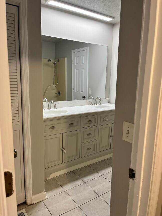 tocador de baño - 134 Newtown Rd NE