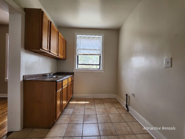 Building Photo - 53 E Marquette Rd
