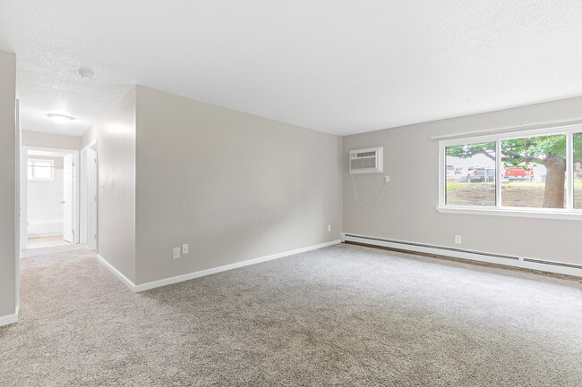 Living Room - Hillcrest Club Apartments