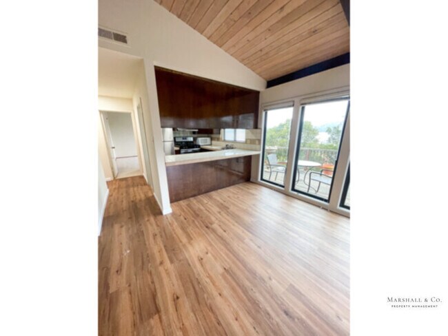 Foto del edificio - BEAUTIFUL 2 BD/1BA HOUSE WITH PRIVATE DECK, VIEWS, GARAGE, UPDATES