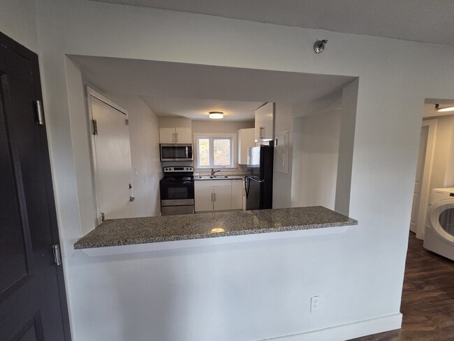 Building Photo - 85 Evans Ave