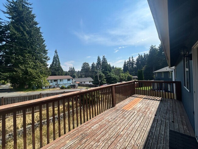 Foto del edificio - Beautiful 4 bd 3 bath w/ 2-car Garage Home...