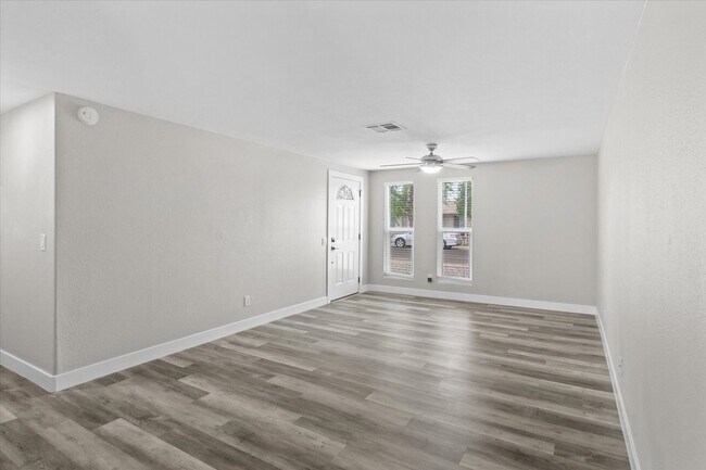 Foto del edificio - 1604 W Colt Rd
