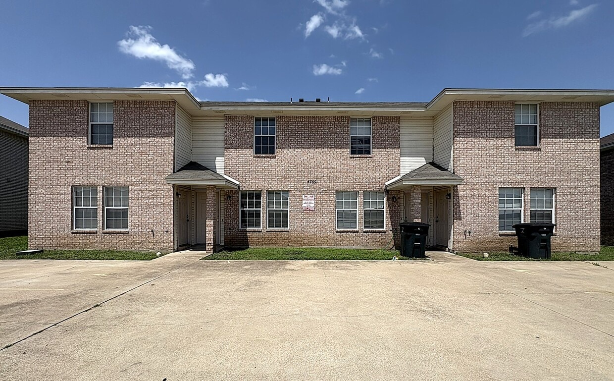 Primary Photo - 5709 Redstone Dr