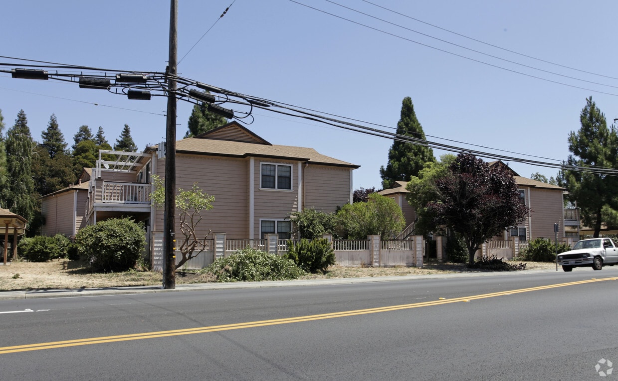 Primary Photo - Colonial Village Apartments