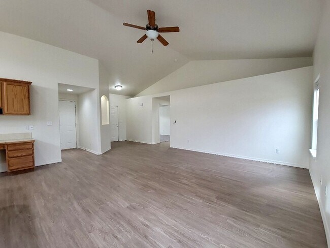 Foto del edificio - Spacious, Remodeled Rambler off of Keene R...