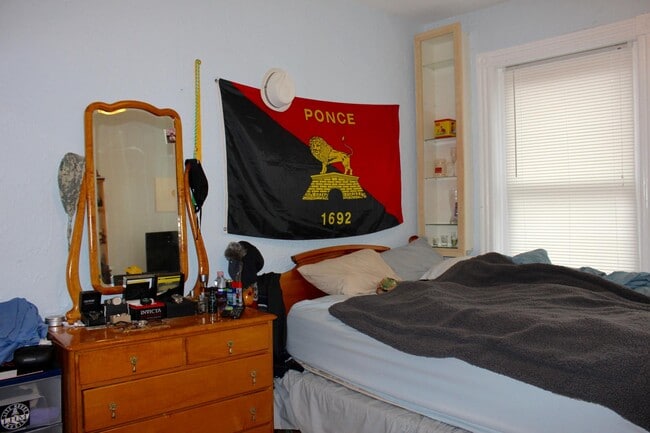 Building Photo - 40 Anderson St