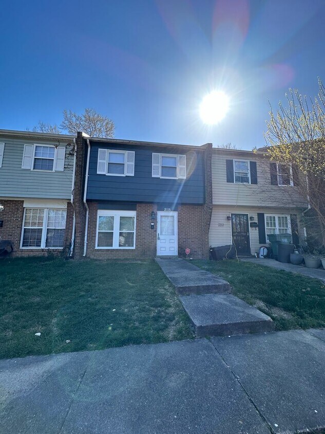 Foto principal - Henrico County Townhouse! 3 beds, 1.5 bath...